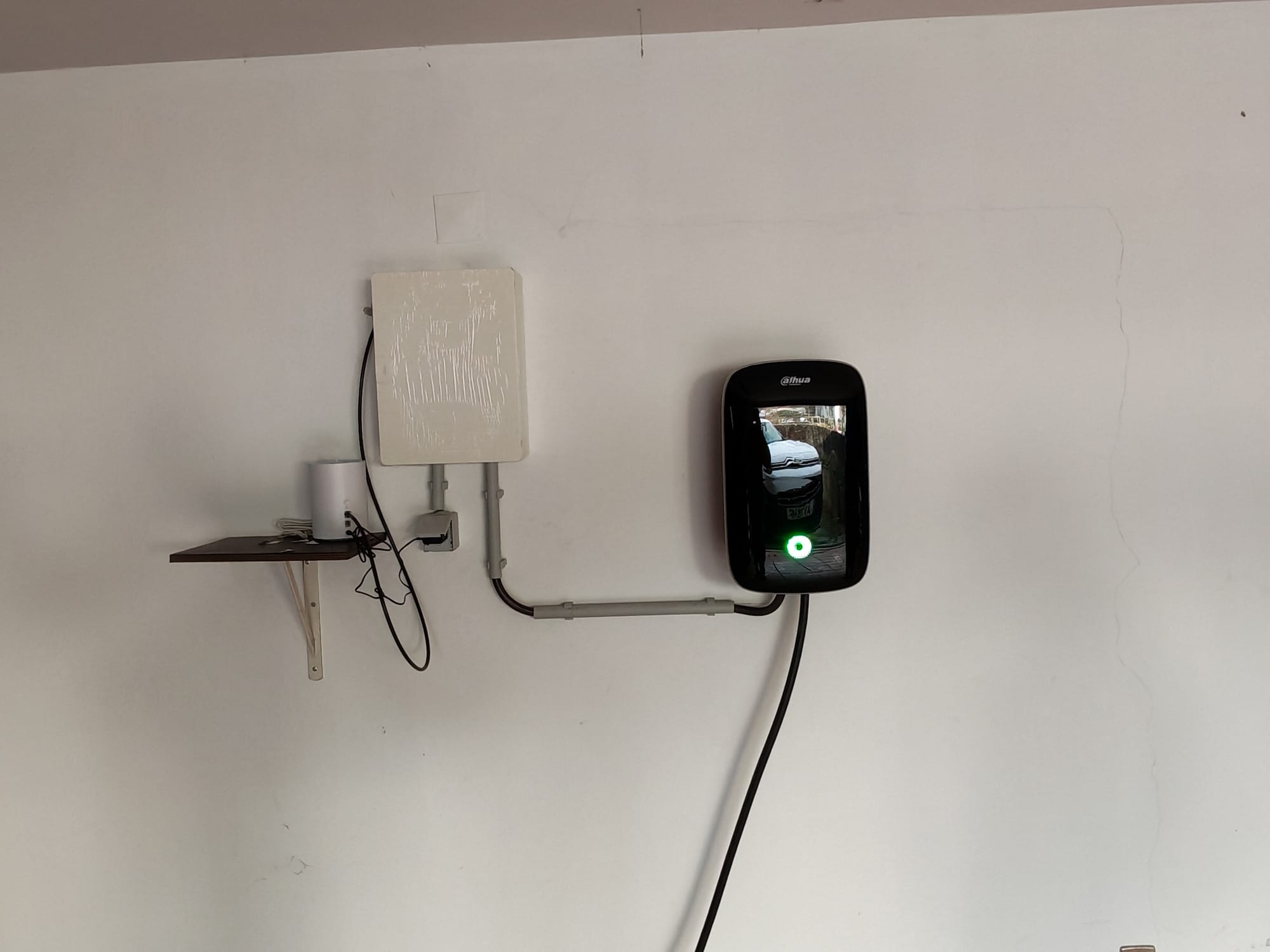 Instalação elétrica com quadro técnico e carregador de veículo elétrico
