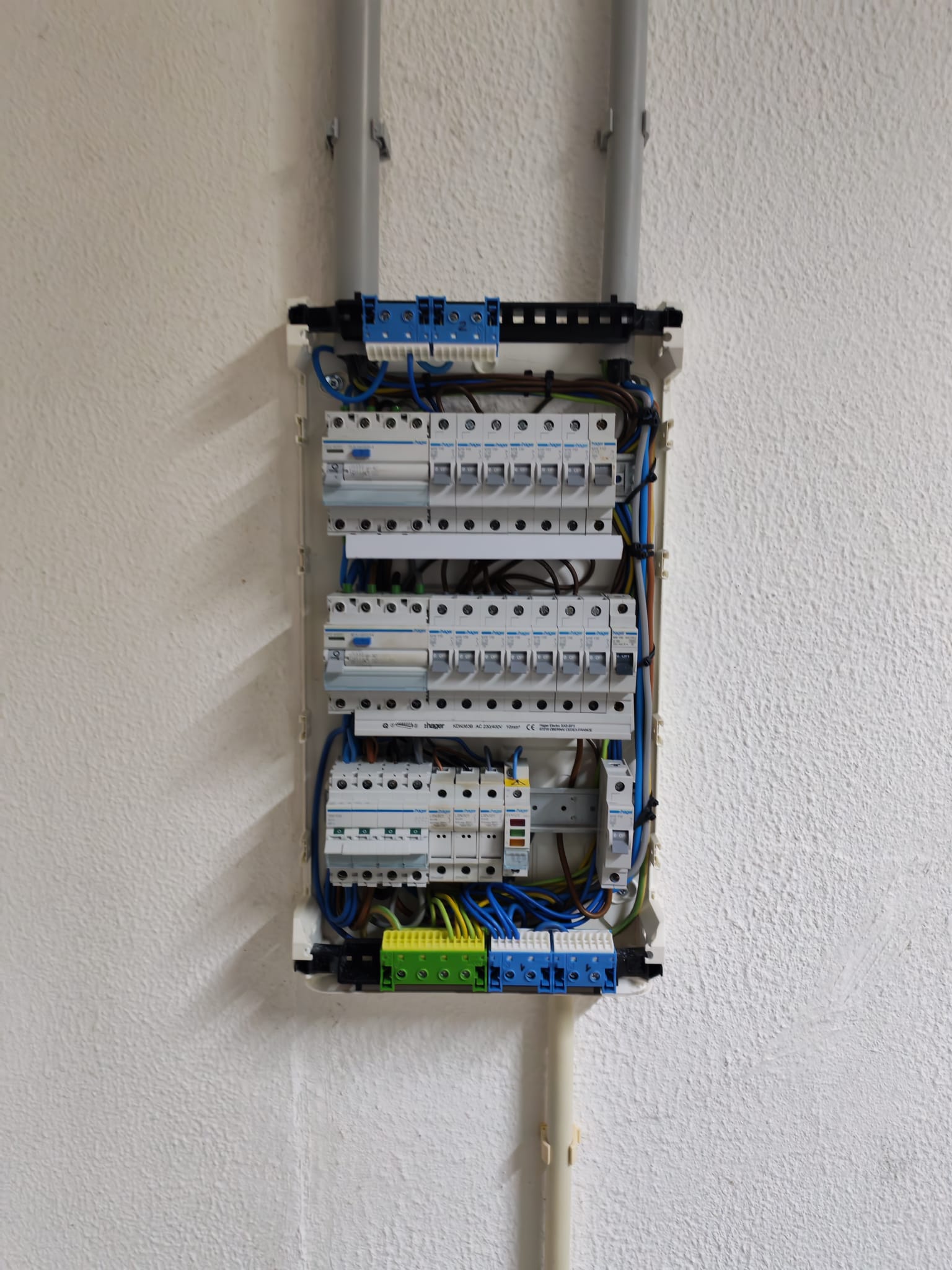 Quadro elétrico com instalação técnica organizada
